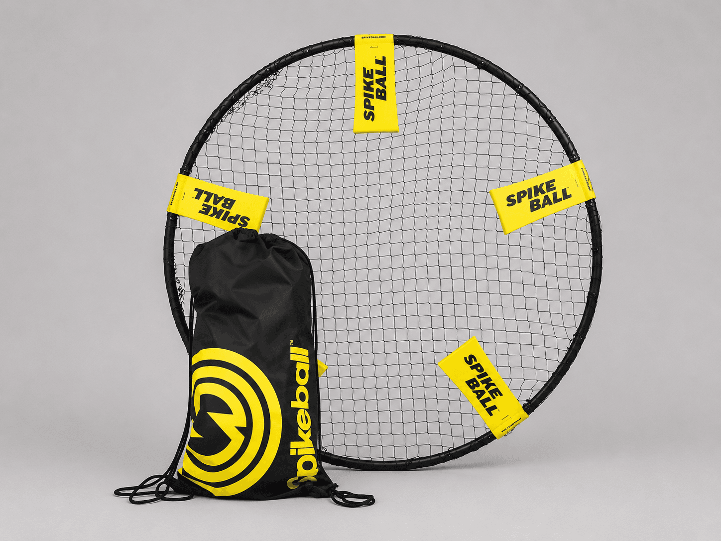 Spike ball igra na otvorenom